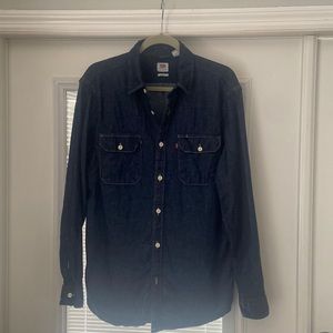Size M Levi’s dark denim button down.